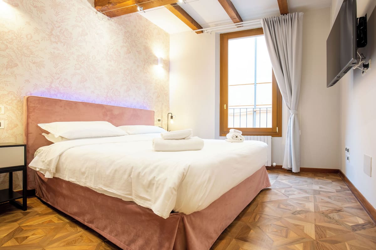 Apartment, Multiple Beds, Non Smoking | 1 bedroom, individually decorated, individually furnished, desk