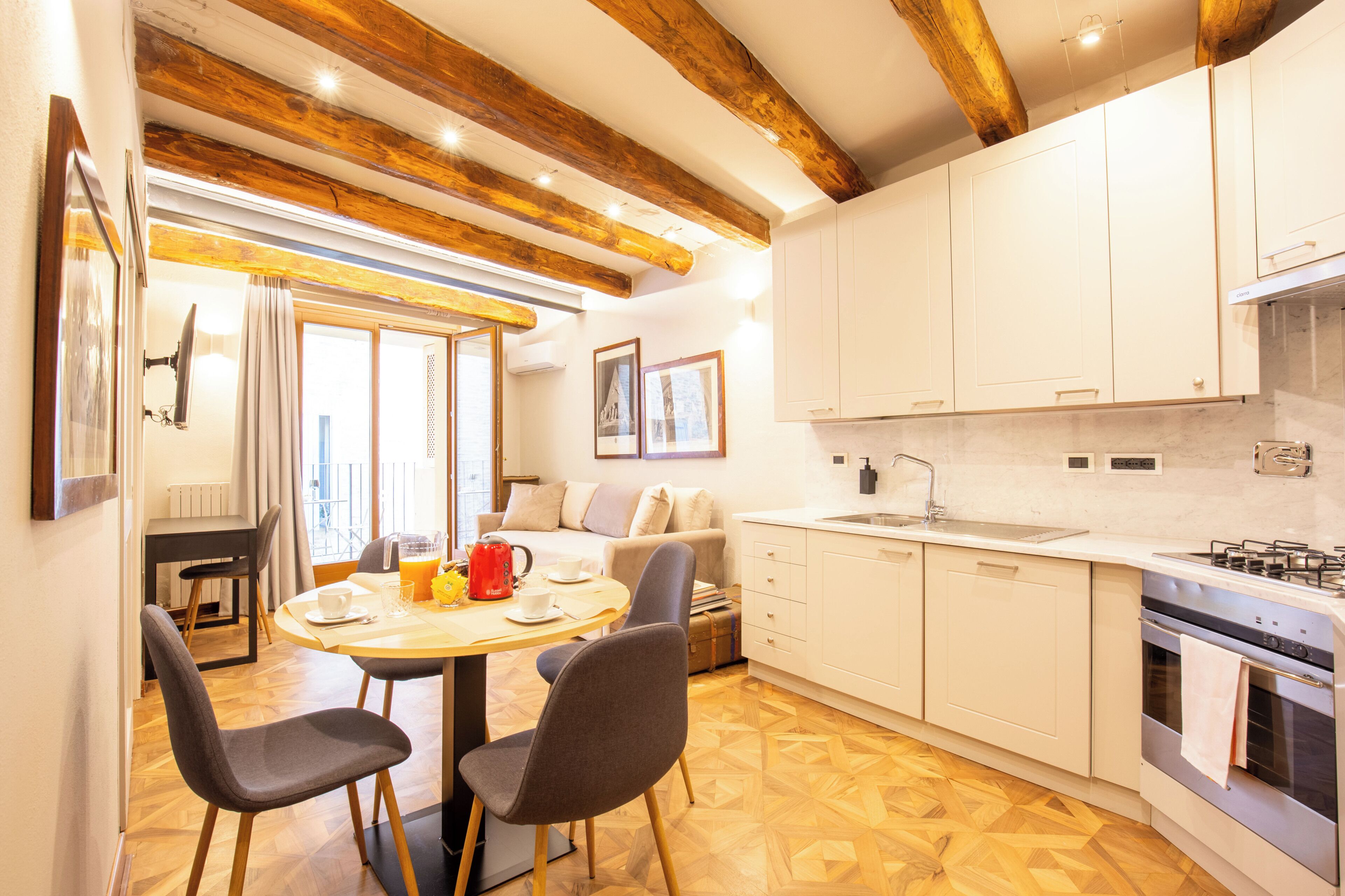 Apartamento, varias camas, no fumadores, balcón | Zona de estar | Una televisión de pantalla plana