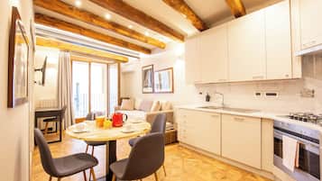 Apartamento, varias camas, no fumadores, balcón | Zona de estar | Una televisión de pantalla plana
