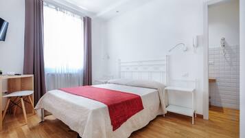 Una cassaforte in camera, una scrivania, tende oscuranti, Wi-Fi gratuito