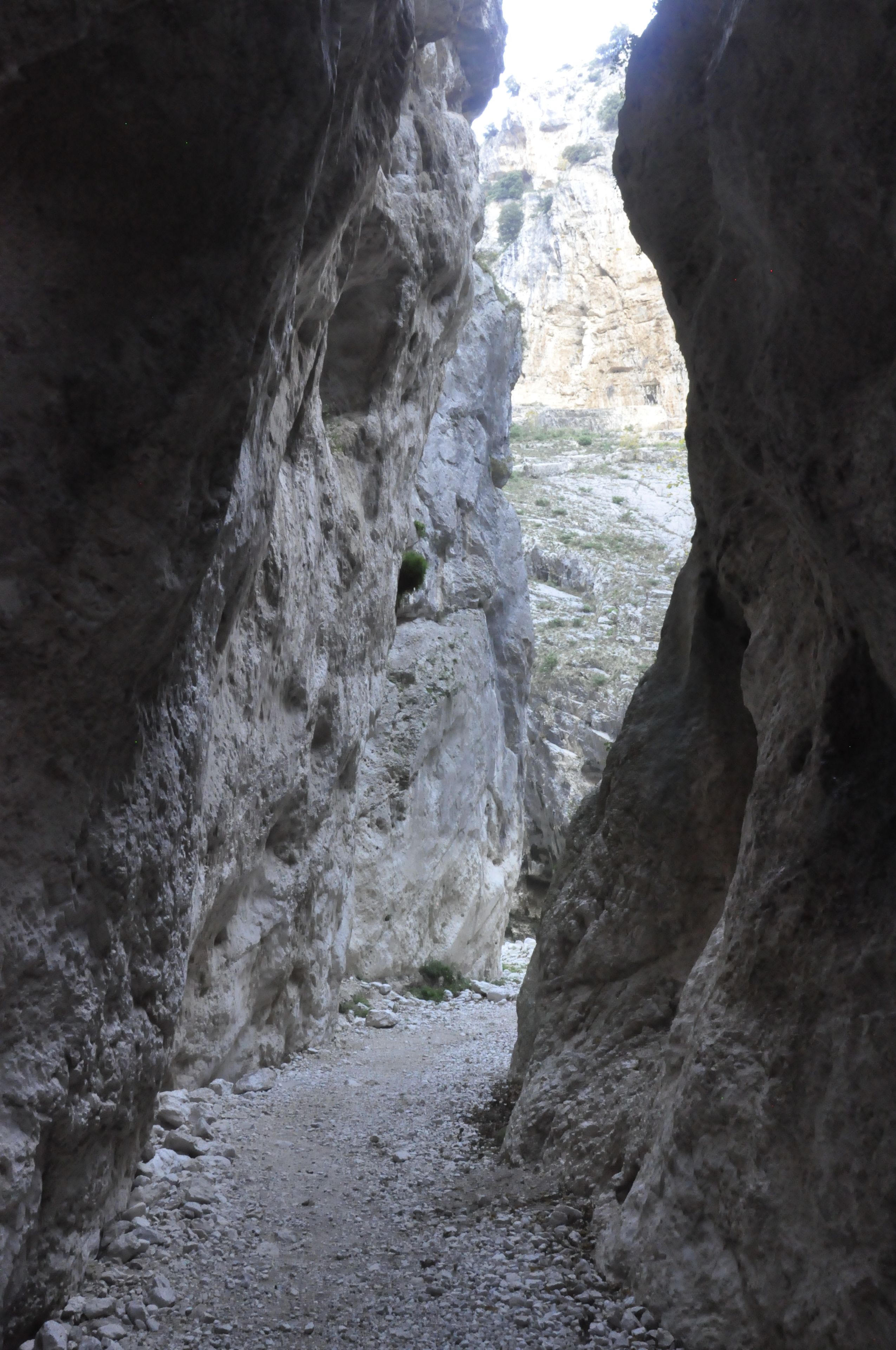 Stretto passaggio roccioso tra imponenti formazioni di roccia.