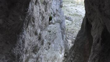 Stretto passaggio roccioso tra imponenti formazioni di roccia.