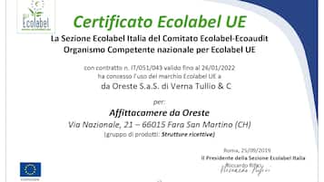 Un certificado con el título "Certificato Ecolabel UE" y texto en italiano, que indica un documento oficial relacionado con la certificación ambiental.
