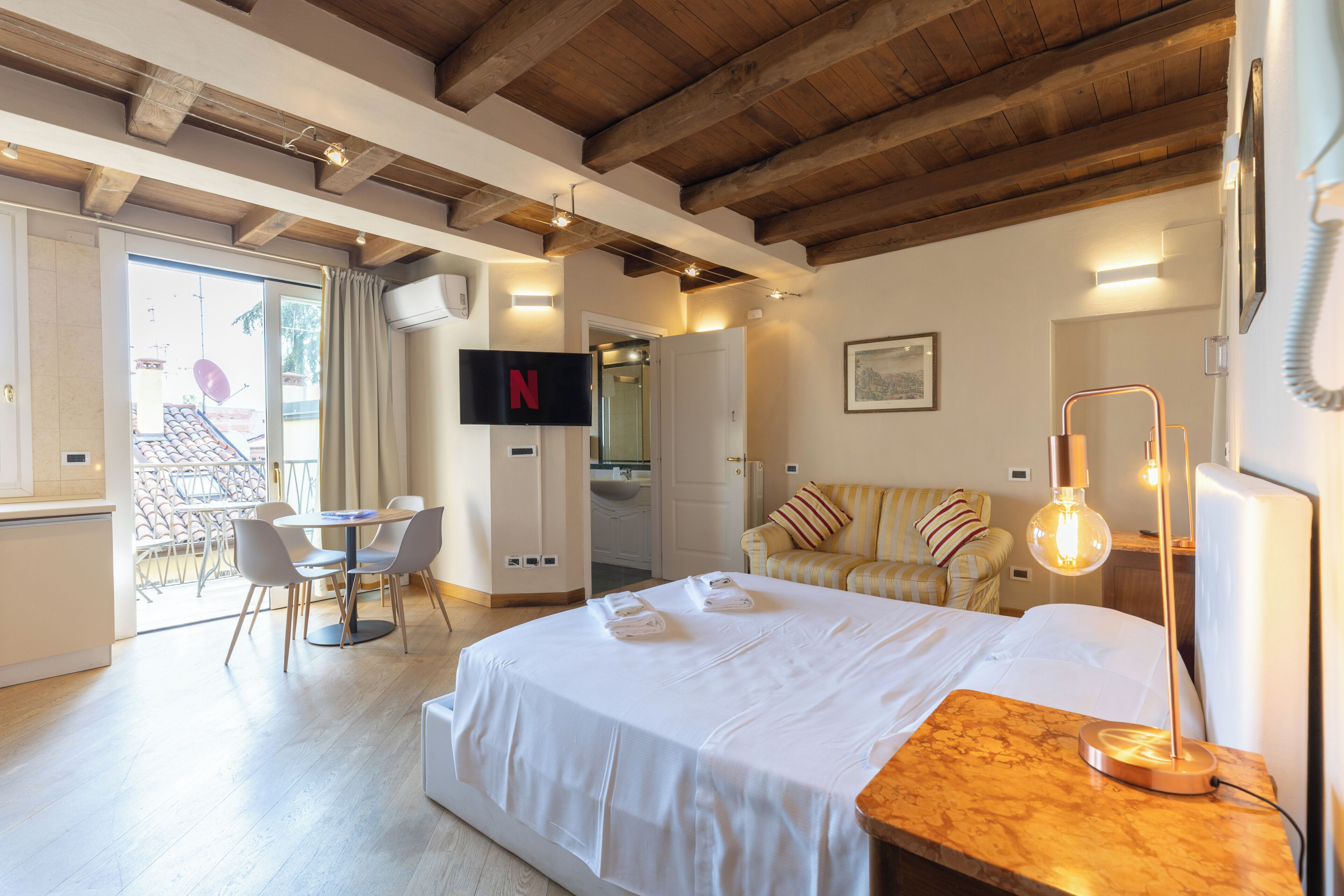 Panoramic Apartment, Terrace, City View | Premium bedding, laptop workspace, WiFi (free), individually decorated