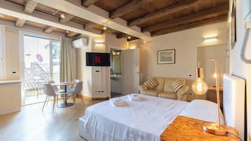 Panoramic Apartment, Terrace, City View | Premium bedding, laptop workspace, WiFi (free), individually decorated