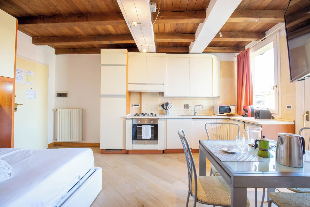 LÀgenhet Panoramic - terrass - utsikt mot staden | SÀngtillbehör av högsta kvalitet, individuell inredning och unika möbler