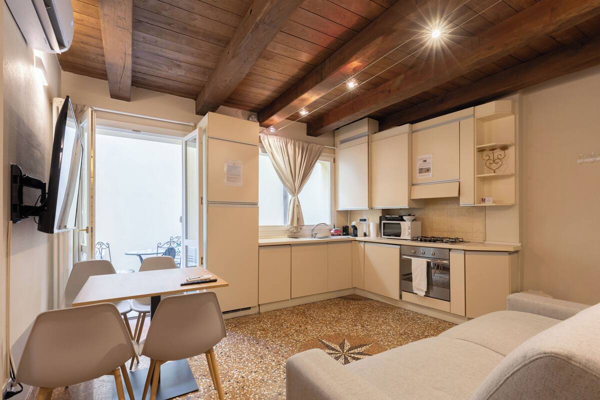Superior appartement, 1 slaapkamer | Privékeuken | Een koffiezetapparaat/waterkoker, een oven, een kookplaat