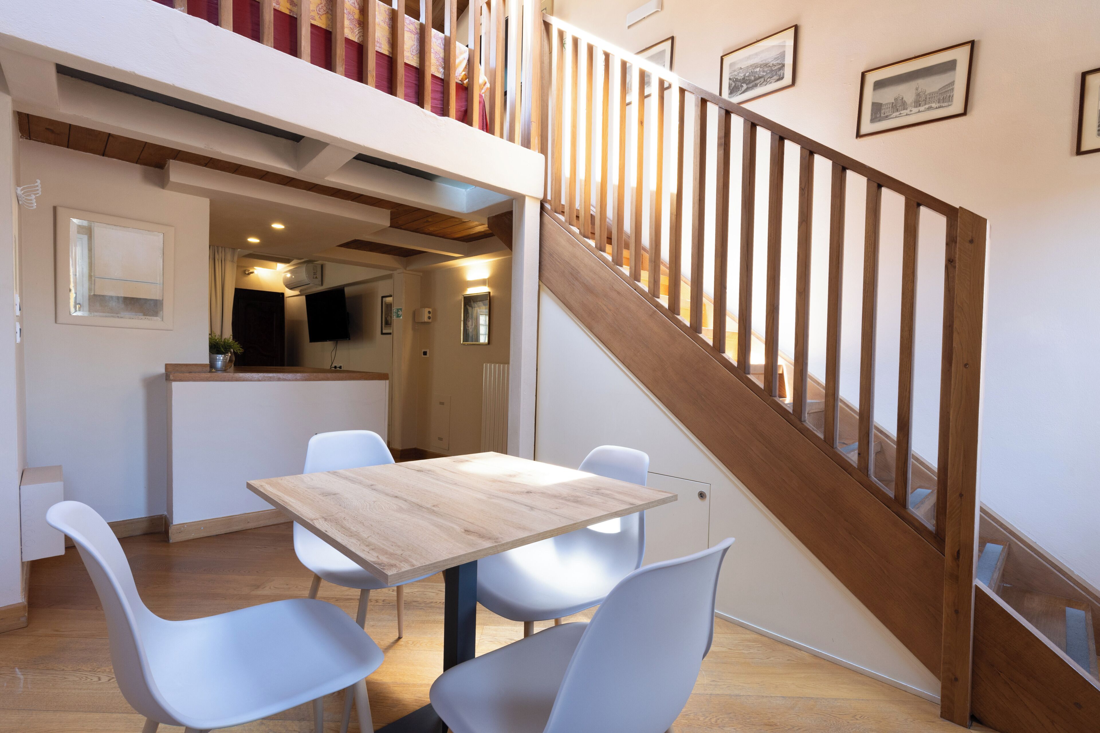Luxury-Maisonette, Terrasse | Wohnbereich | 40-Zoll-Flachbildfernseher mit Digitalempfang