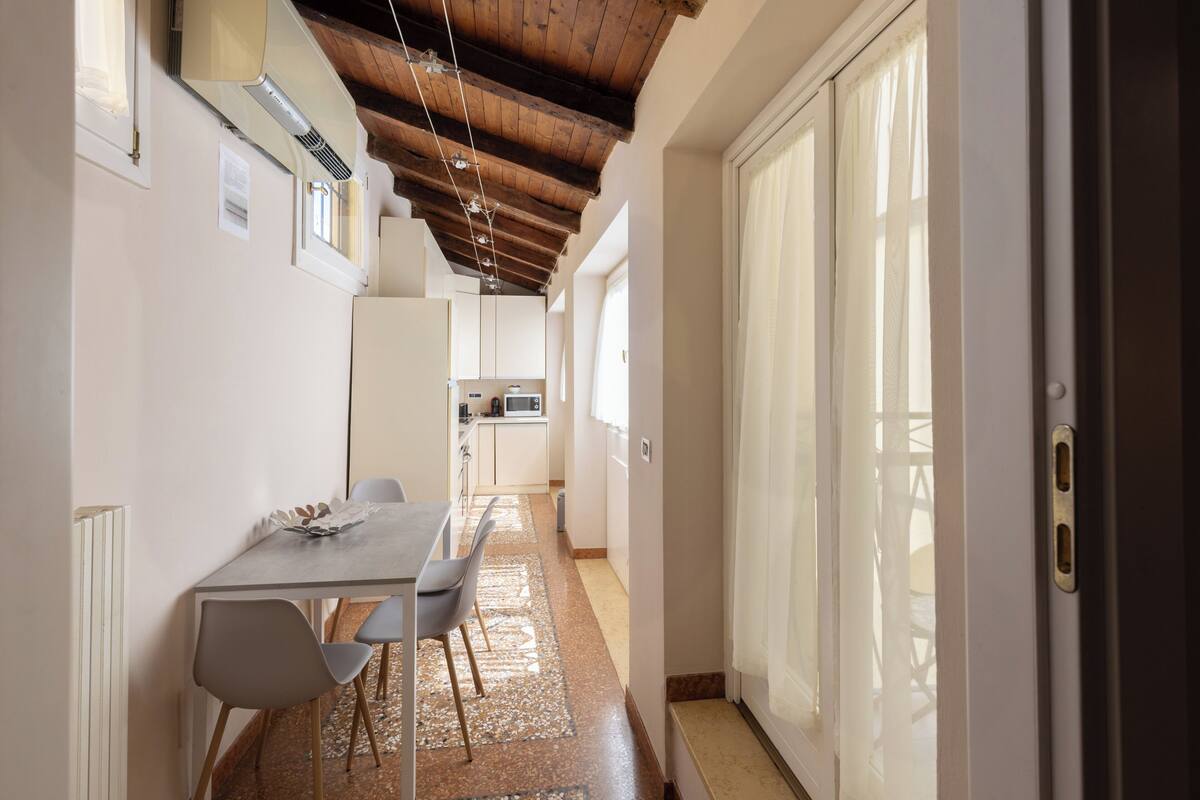 Appartement, 1 slaapkamer, balkon | Woonruimte | Een 40-inch flatscreentelevisie met digitale zenders