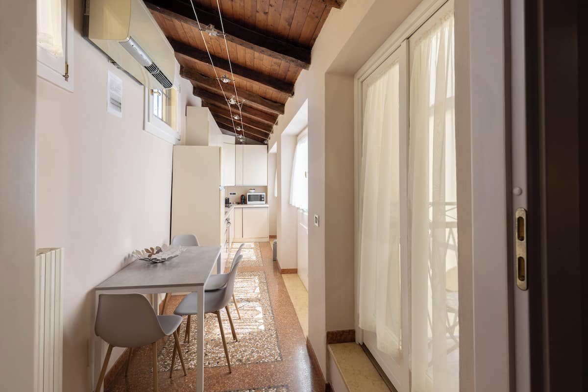 Departamento, 1 habitación, balcón | Área de sala de estar | Televisión de pantalla plana de 40 pulgadas con canales digitales
