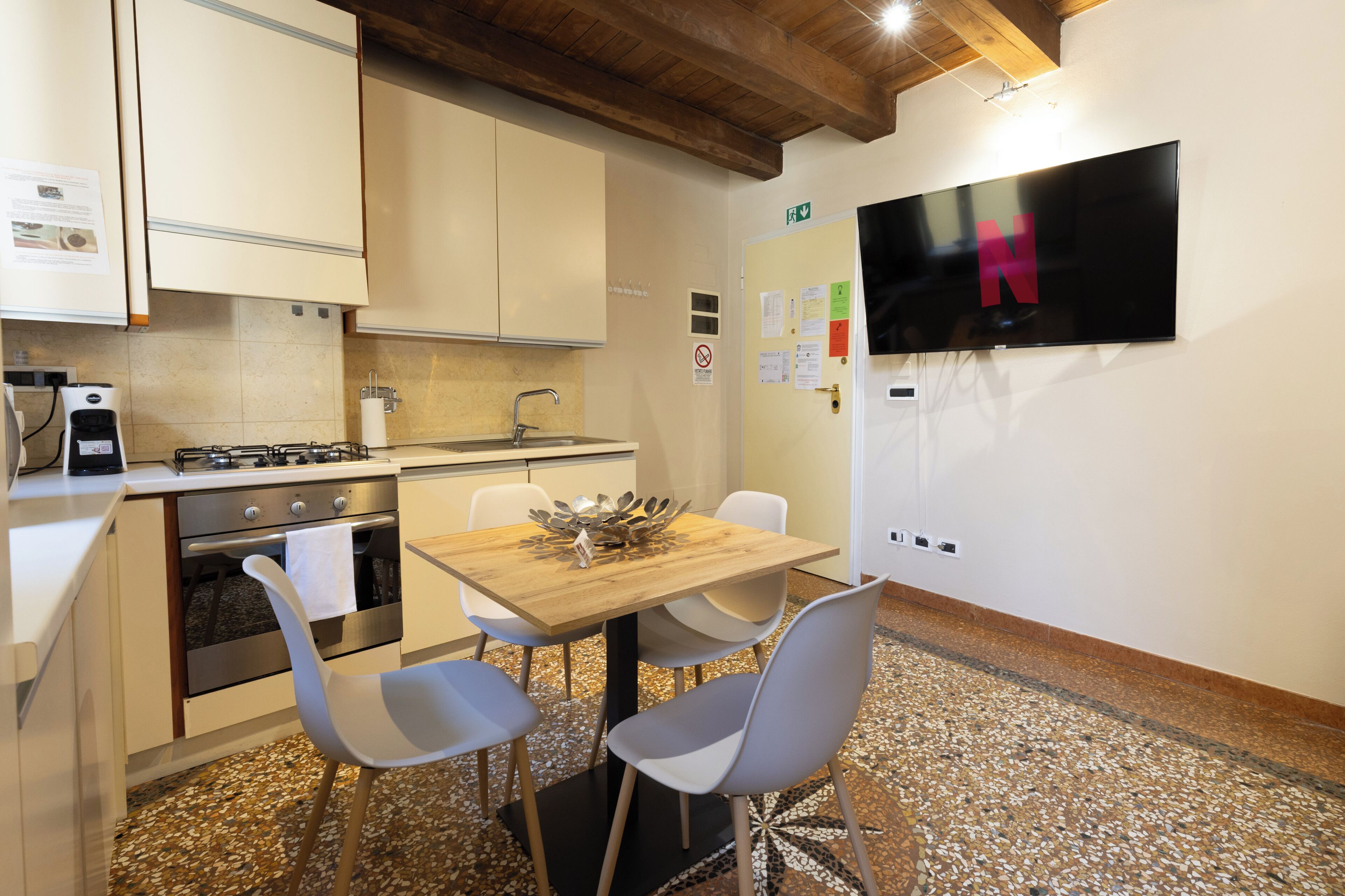 Superior-Apartment, 1 Schlafzimmer | Wohnbereich | 40-Zoll-Flachbildfernseher mit Digitalempfang