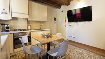 Superior-Apartment, 1 Schlafzimmer | Wohnbereich | 40-Zoll-Flachbildfernseher mit Digitalempfang