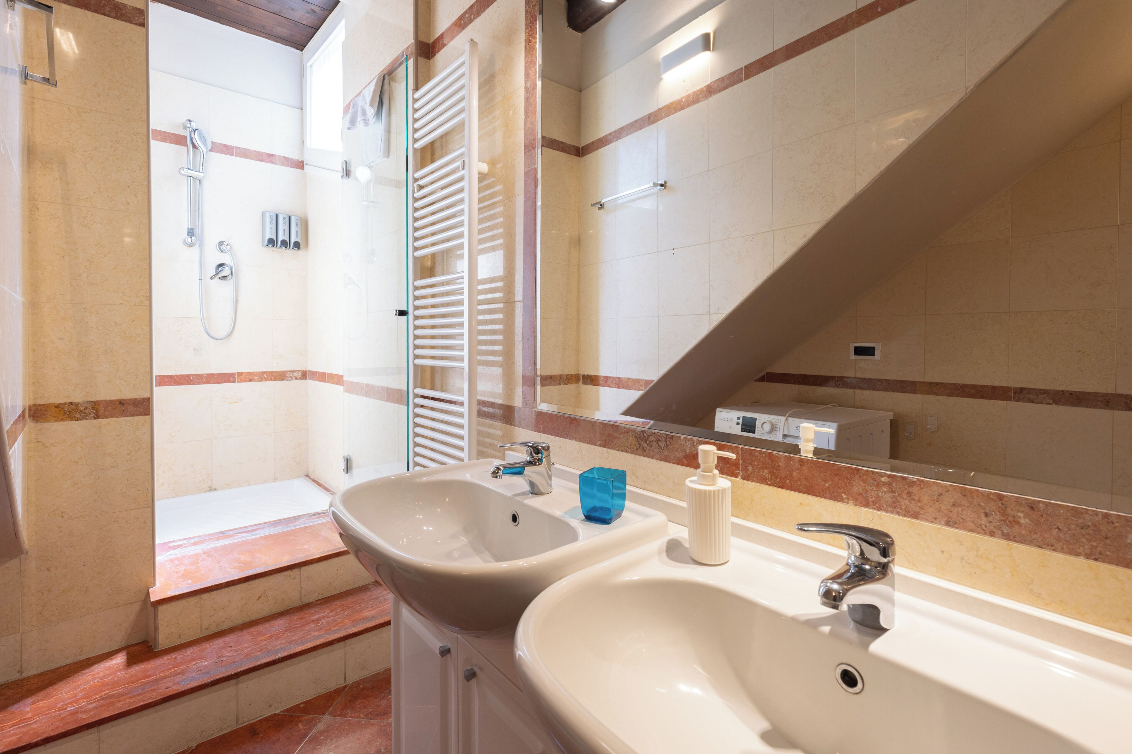 Superior-Apartment, Stadtblick | Badezimmer | Dusche, kostenlose Toilettenartikel, Haartrockner, Bidet