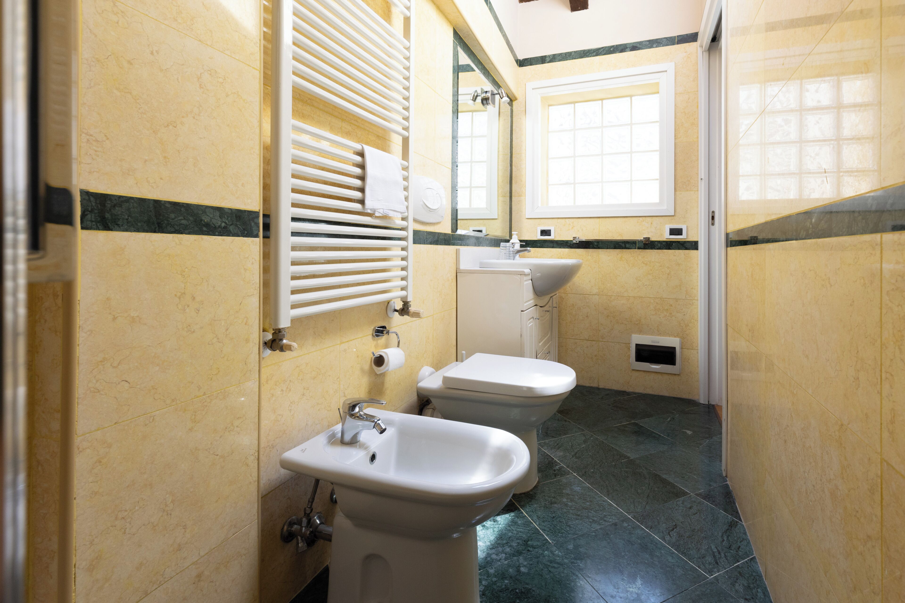 Ein Badezimmer mit Waschbecken, Toilette und Bidet.