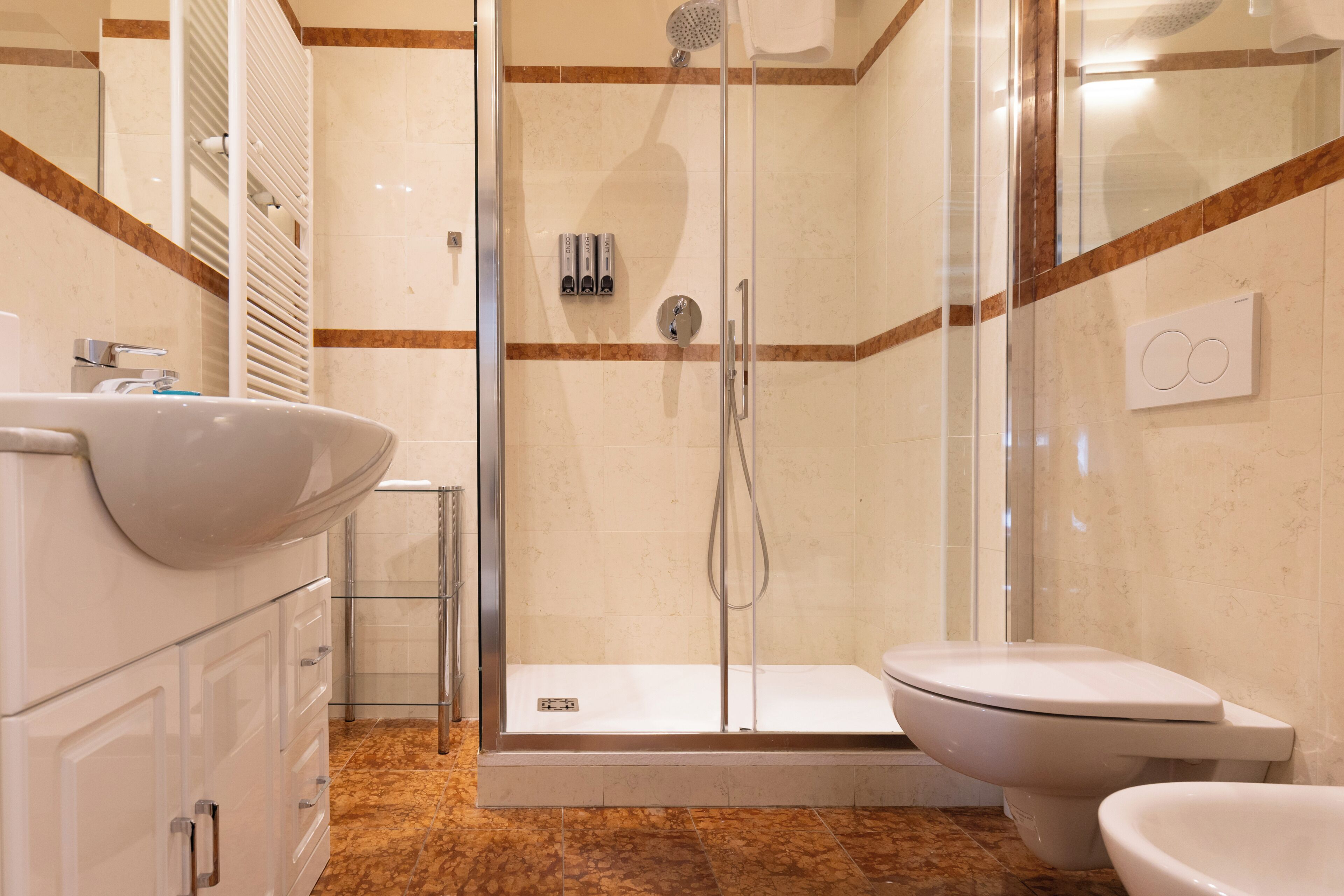 Appartamento Superior, vista città | Bagno | Doccia, set di cortesia gratuito, asciugacapelli, bidet