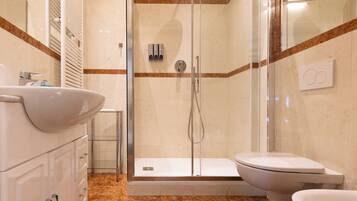 Superior-Apartment, Stadtblick | Badezimmer | Dusche, kostenlose Toilettenartikel, Haartrockner, Bidet