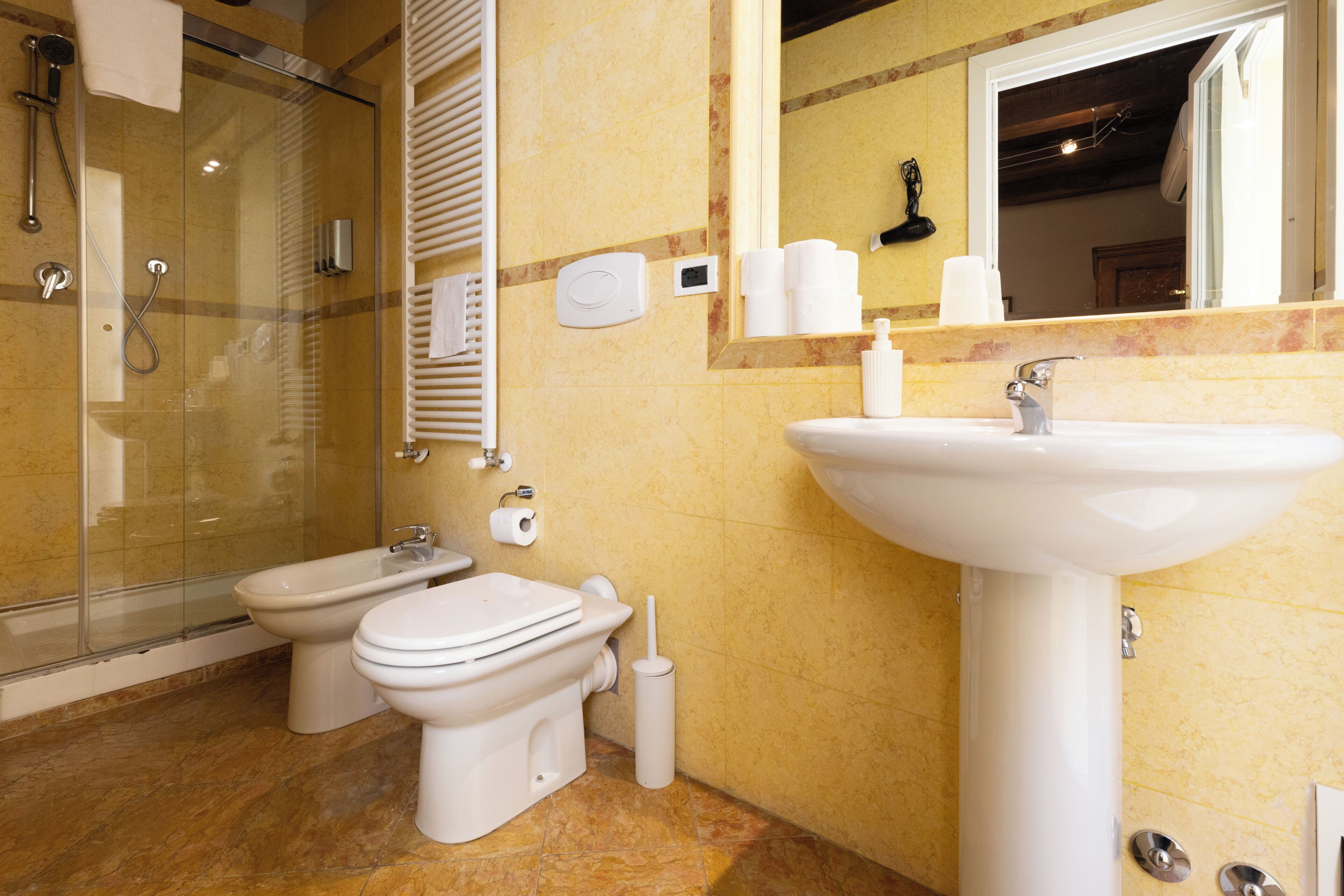 Superior-Apartment, 1 Schlafzimmer | Badezimmer | Dusche, kostenlose Toilettenartikel, Haartrockner, Bidet