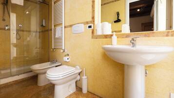 Superior-Apartment, 1 Schlafzimmer | Badezimmer | Dusche, kostenlose Toilettenartikel, Haartrockner, Bidet