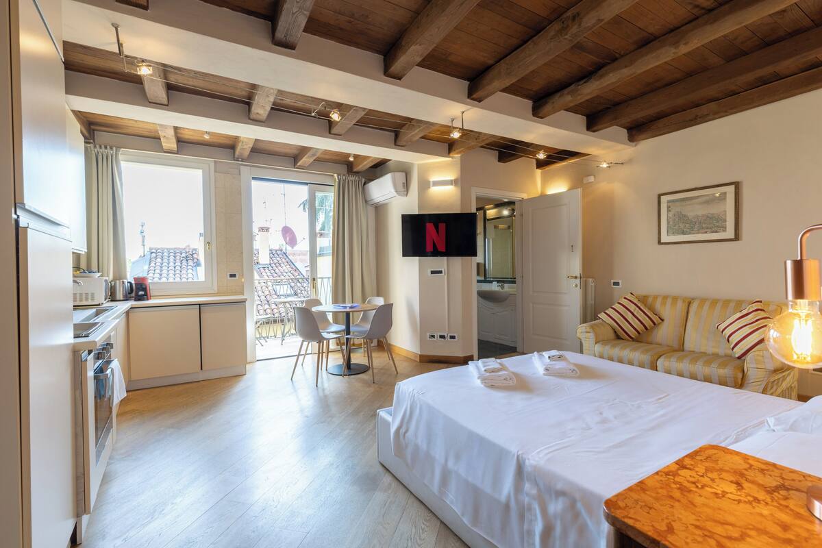 Panorama appartement, terras, uitzicht op stad | Luxe beddengoed, een laptopwerkplek, gratis wifi