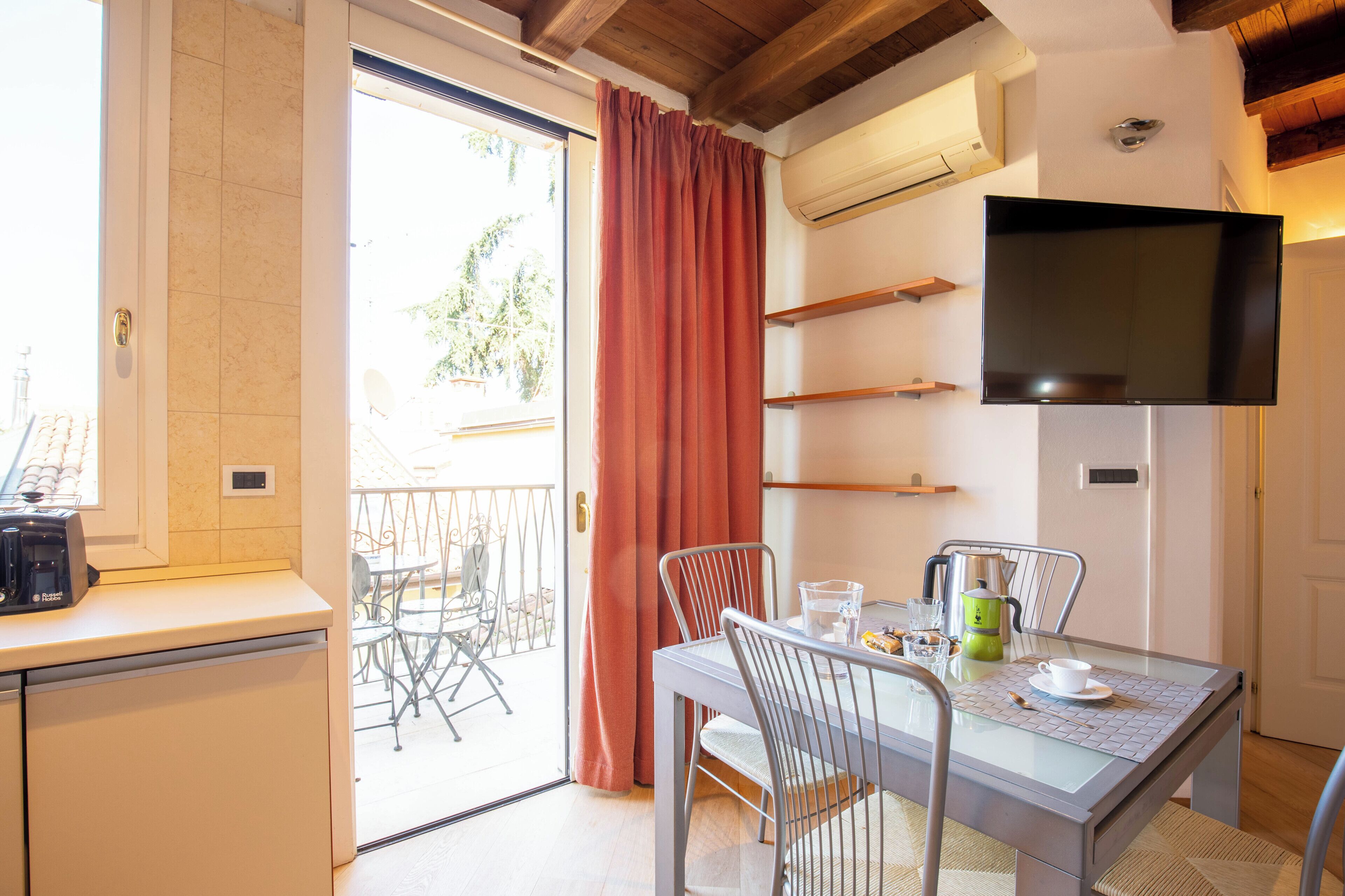 Panoramic-Apartment, Terrasse, Stadtblick | Wohnbereich | 40-Zoll-Flachbildfernseher mit Digitalempfang