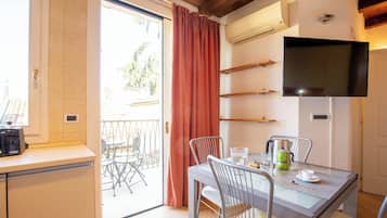 Panoramic-Apartment, Terrasse, Stadtblick | Wohnbereich | 40-Zoll-Flachbildfernseher mit Digitalempfang