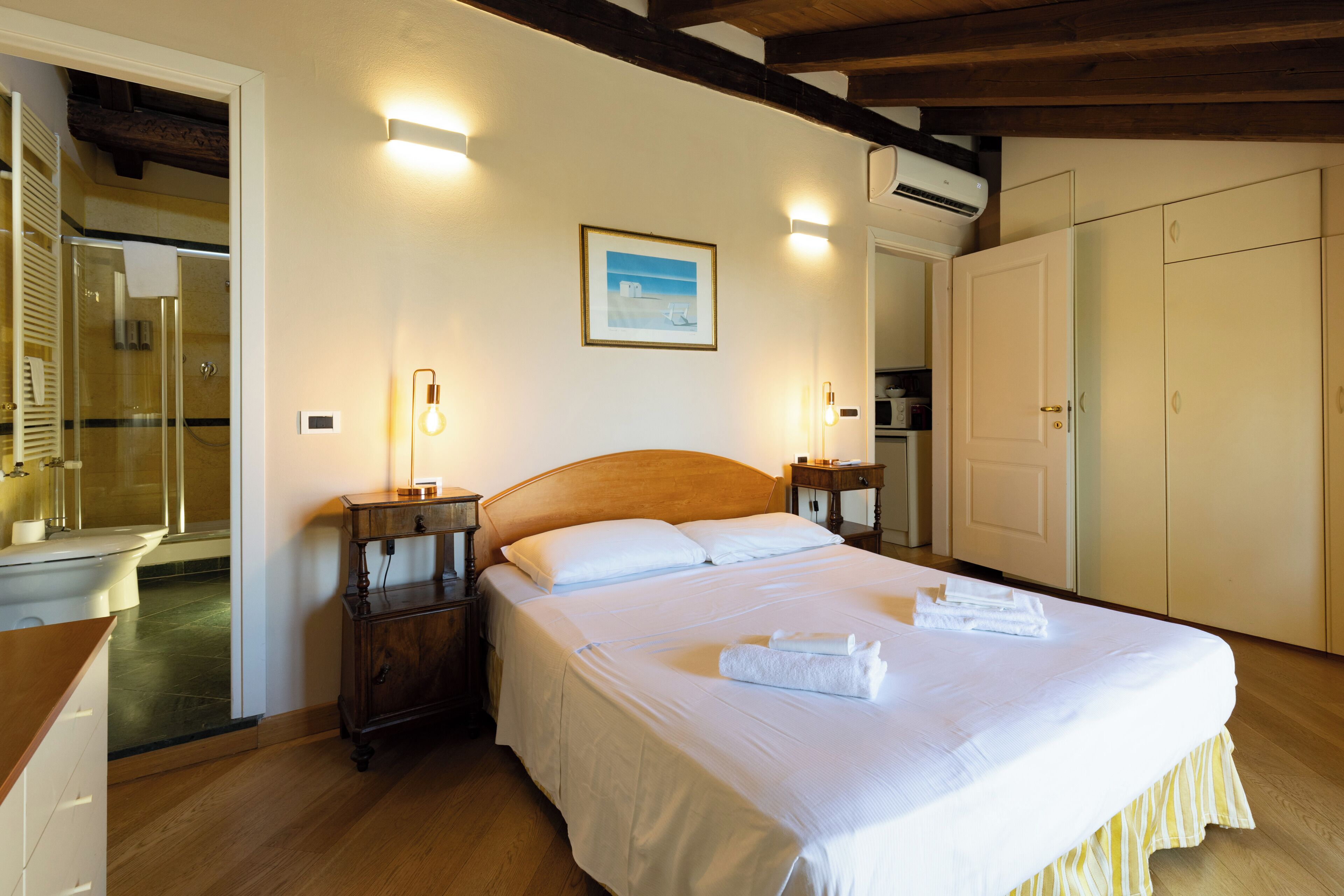 Luxury-Apartment, Balkon, Stadtblick (Attic) | Hochwertige Bettwaren, laptopgeeigneter Arbeitsplatz, kostenloses WLAN