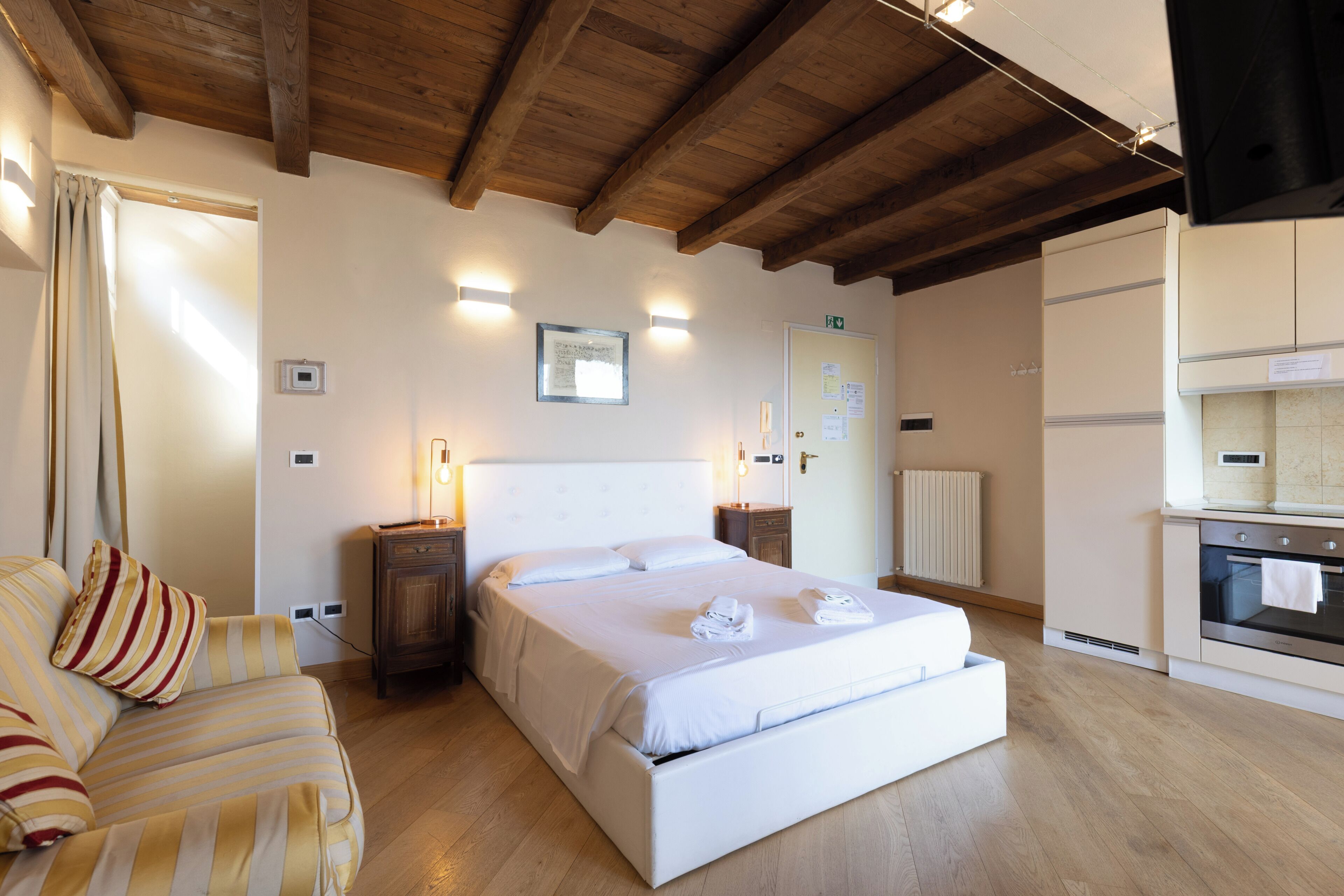 Panoramic-Apartment, Terrasse, Stadtblick | Hochwertige Bettwaren, laptopgeeigneter Arbeitsplatz, kostenloses WLAN