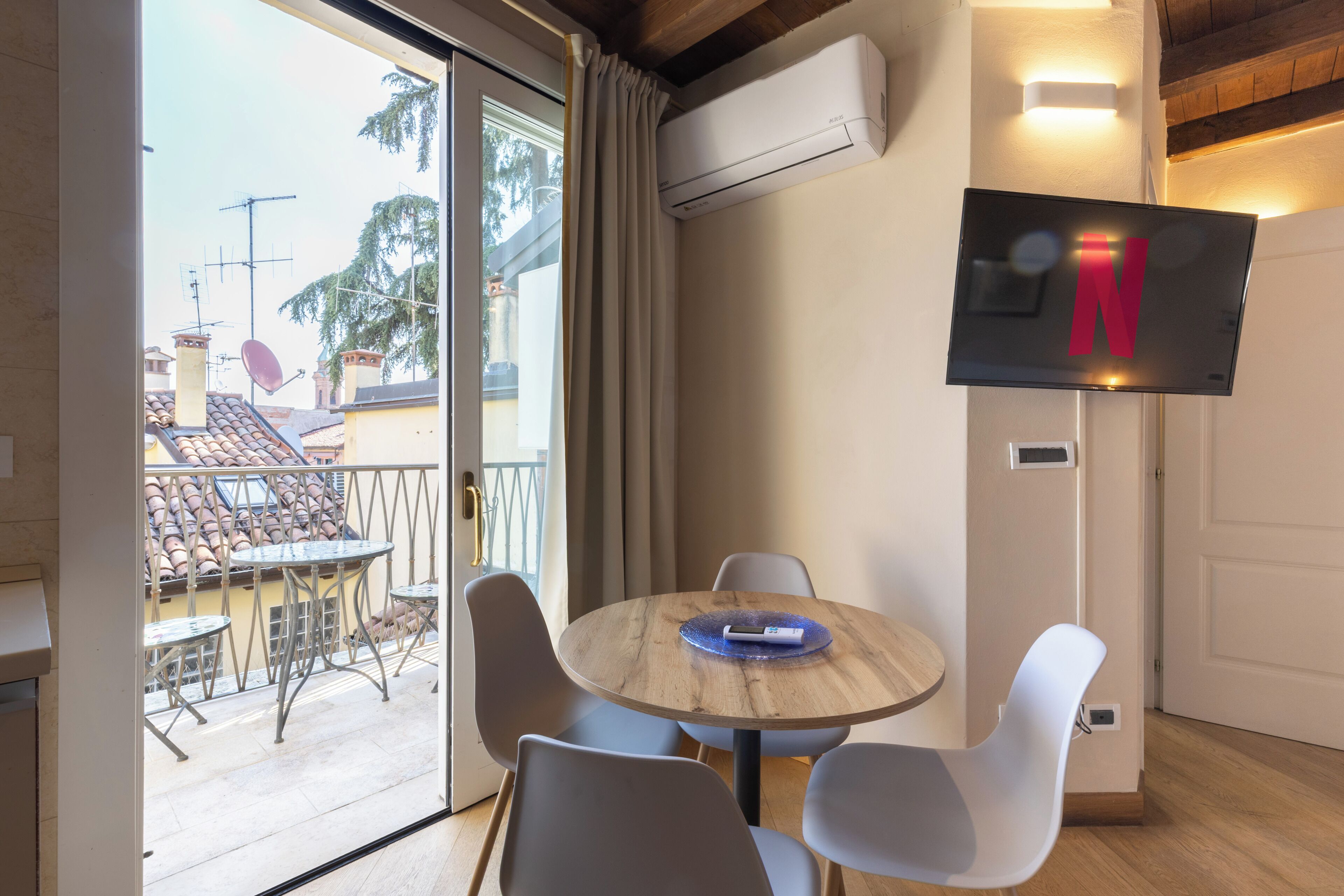 Panoramic-Apartment, Terrasse, Stadtblick | Wohnbereich | 40-Zoll-Flachbildfernseher mit Digitalempfang