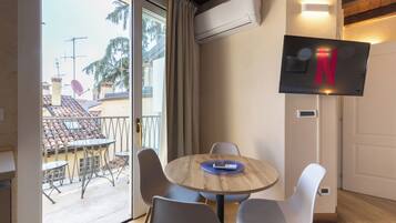Panoramic-Apartment, Terrasse, Stadtblick | Wohnbereich | 40-Zoll-Flachbildfernseher mit Digitalempfang