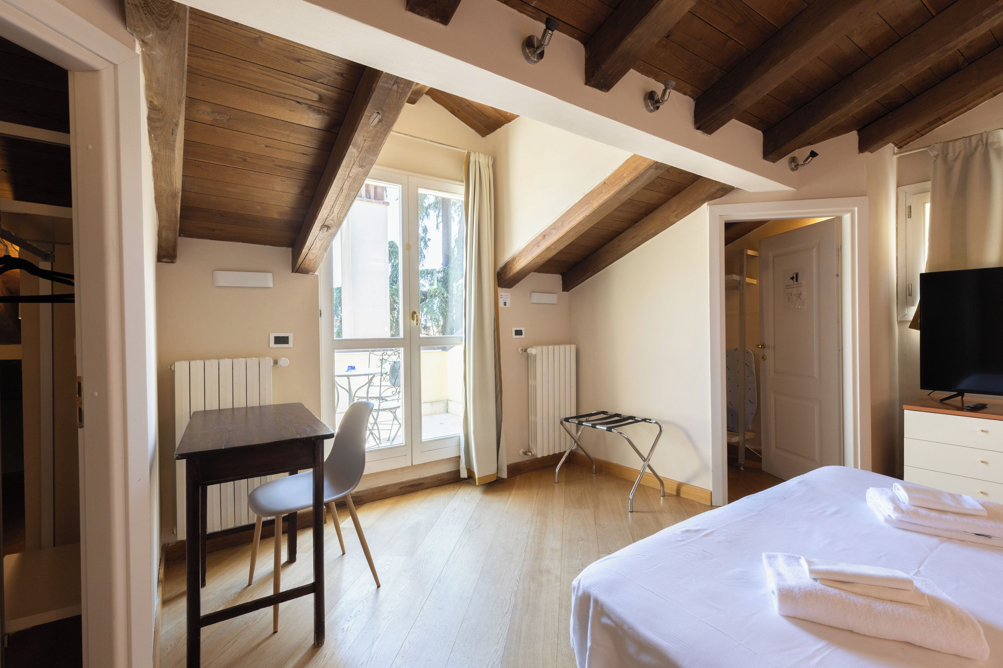 Luxury-Apartment, Balkon, Stadtblick (Attic) | Hochwertige Bettwaren, laptopgeeigneter Arbeitsplatz, kostenloses WLAN