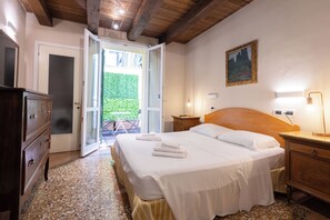 Superior appartement, 1 slaapkamer | Luxe beddengoed, een laptopwerkplek, gratis wifi