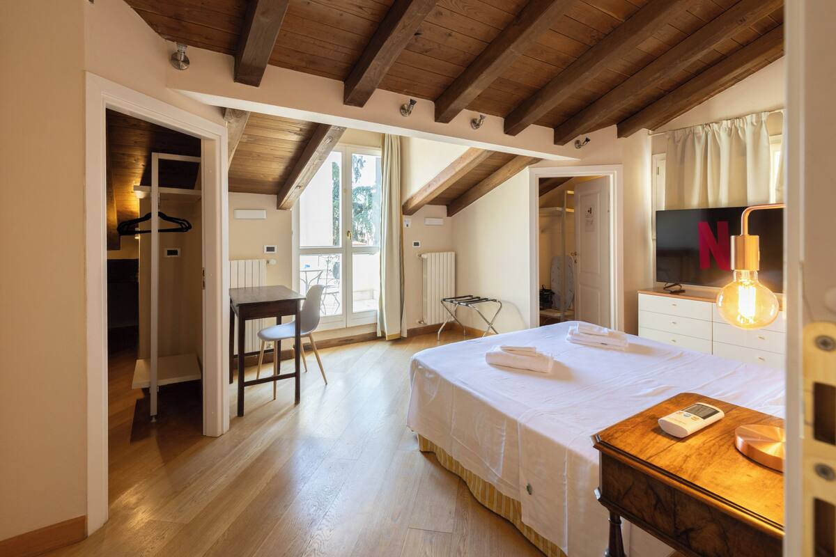 Luxe appartement, balkon, uitzicht op stad (Attic) | Luxe beddengoed, een laptopwerkplek, gratis wifi