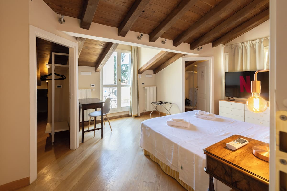 Departamento de lujo, balcón, vista a la ciudad (Attic) | Ropa de cama de alta calidad y espacio para trabajar con laptop