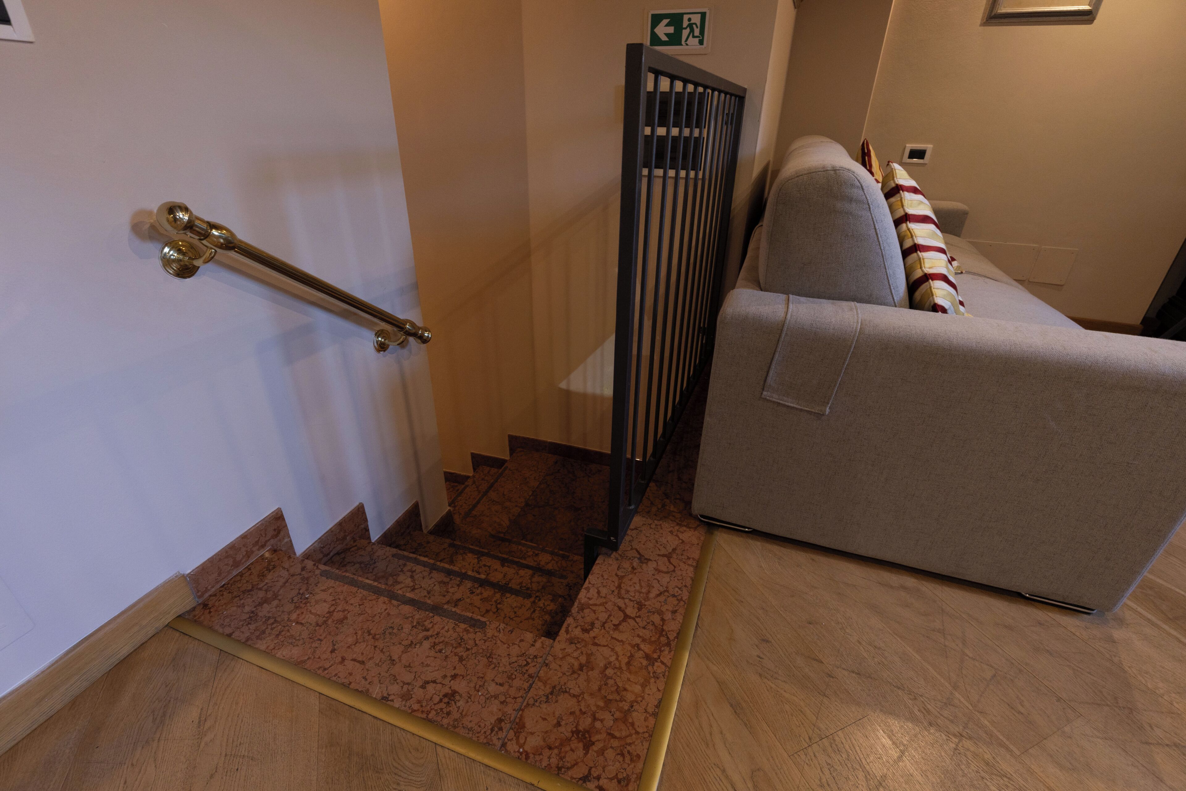Luxury-Apartment, Balkon, Stadtblick (Attic) | Wohnbereich | 40-Zoll-Flachbildfernseher mit Digitalempfang