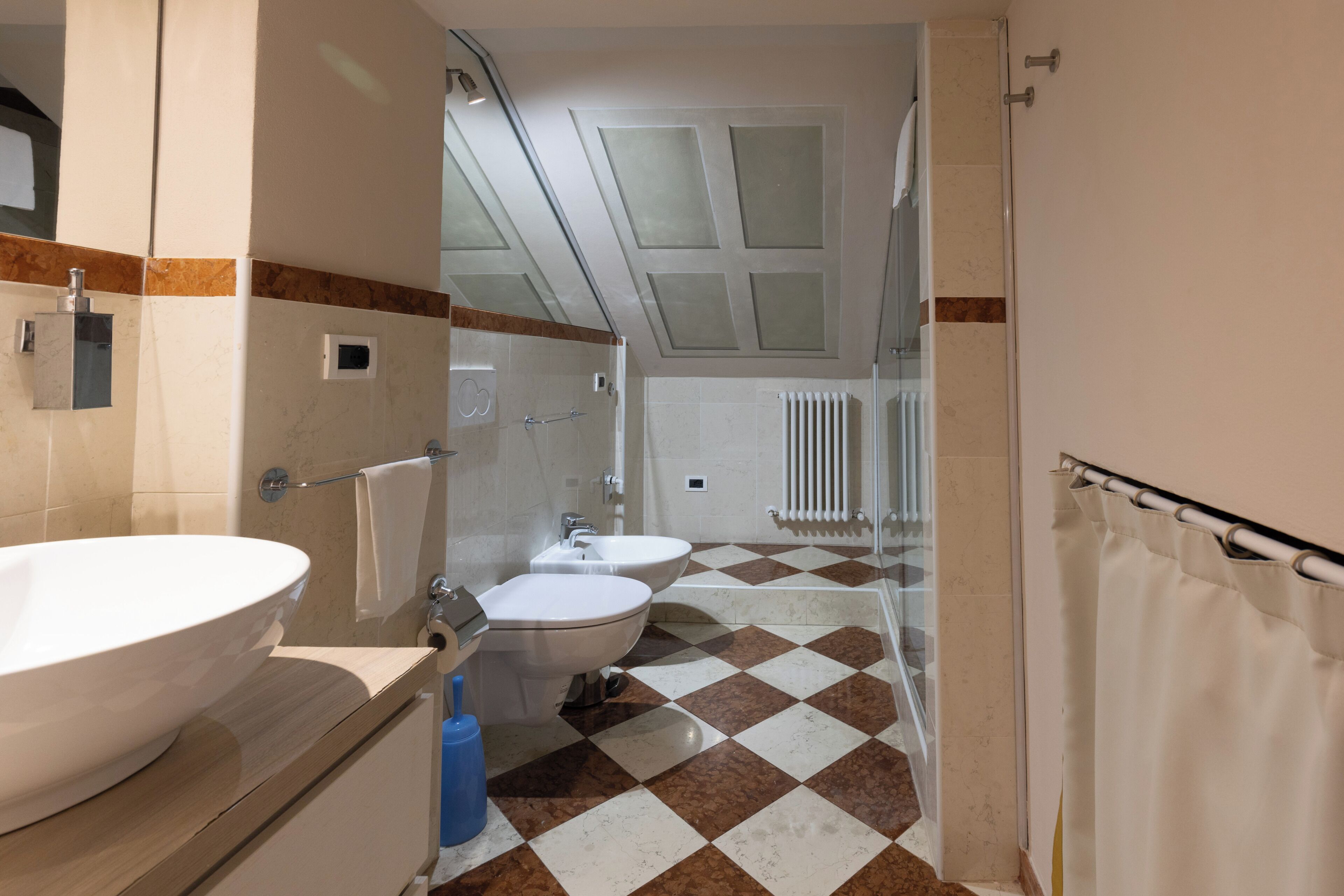 Een badkamer met een groot bad, toilet en douche.