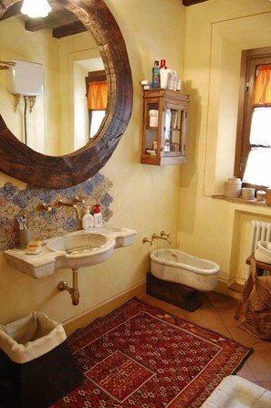 Appartement, 3 chambres | Salle de bain | Douche, baignoire à jets, douche à « effet pluie », bidet