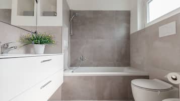 Appartamento, 2 camere da letto | Bagno | Vasca e doccia separate, vasca da bagno a immersione totale