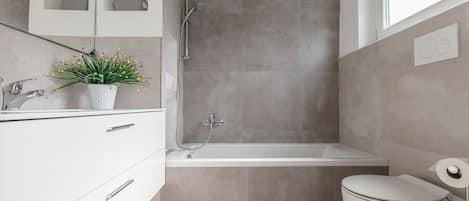 Appartement, 2 chambres | Salle de bain | Baignoire et douche séparées, baignoire relaxante profonde