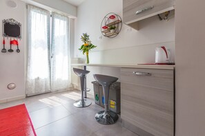 Lejlighed - 2 soveværelser | Privat køkken | Køleskab/fryser i fuld størrelse, mikrobølgeovn, kogeplade