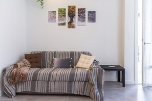 아파트, 침실 2개 | 거실 공간 | 평면 TV