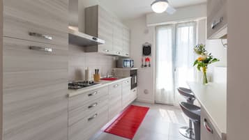 Departamento, 2 habitaciones | Cocina privada | Refrigerador con congelador, microondas y parrilla de estufa