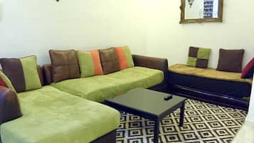 Departamento estándar, 1 habitación | Sala de estar | Televisión de pantalla plana de 32 pulgadas con canales vía satélite