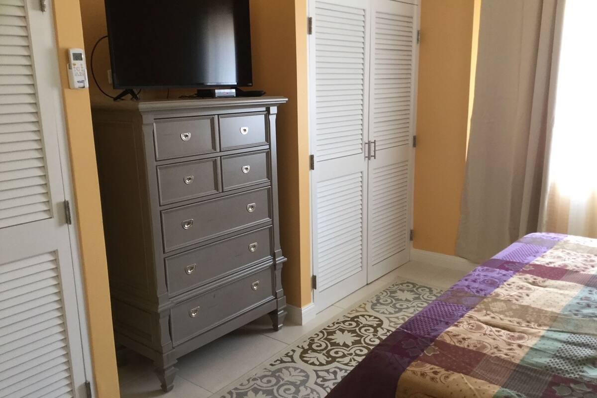 2 bedrooms, premium bedding, down comforters, memory foam beds