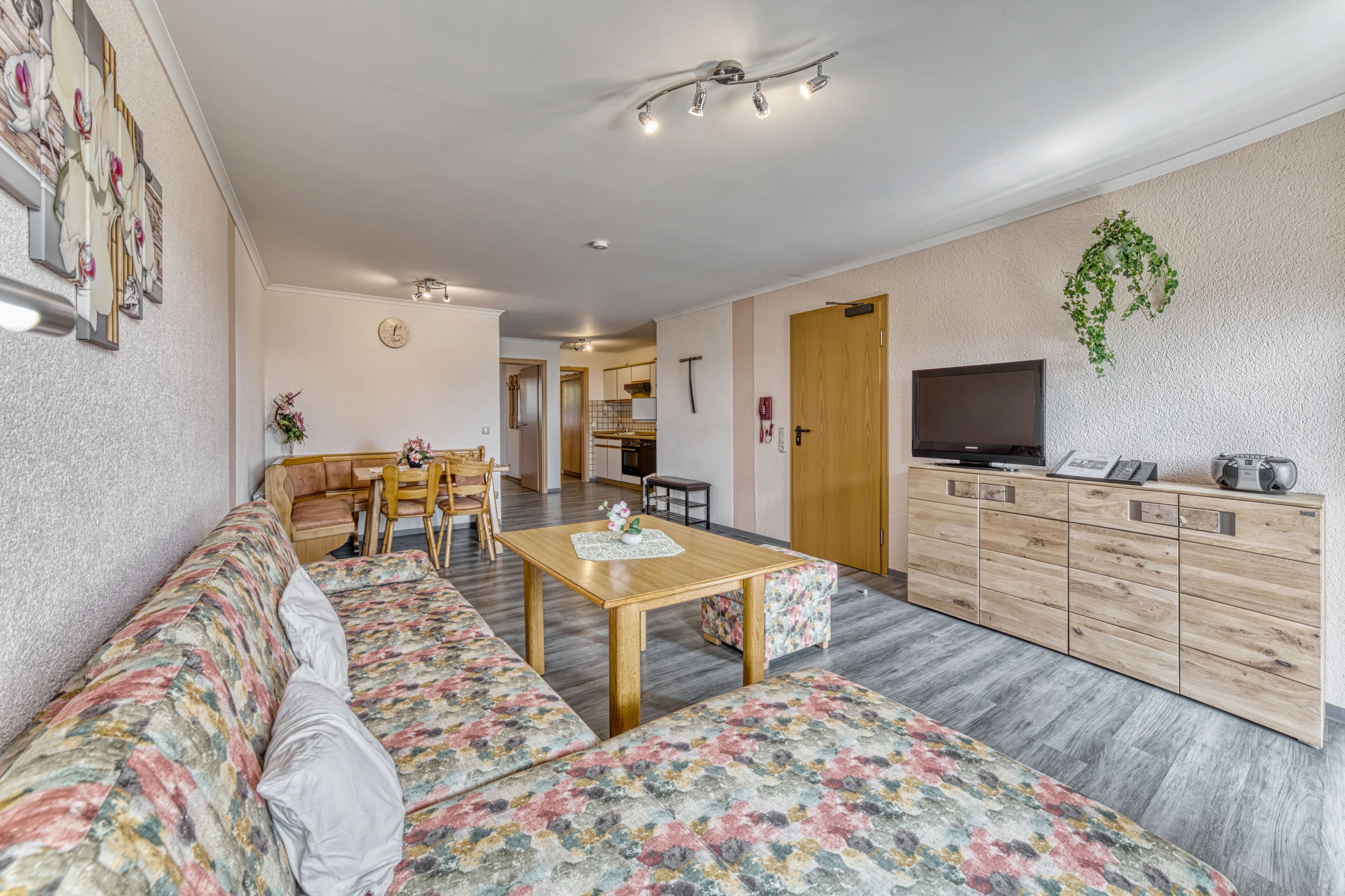 Ferienwohnung Typ C | Wohnbereich | Flachbildfernseher