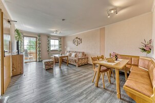 Apartamento, 2 habitaciones (Type C) | Zona de estar | Una televisión de pantalla plana