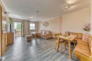 Apartamento, 2 habitaciones (Type C) | Zona de estar | Una televisión de pantalla plana