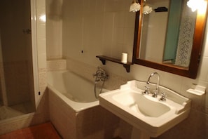 A bathroom with a bathtub, a sink, and a mirror. - Verdidea - Casa Frontoni (San Quirico d'Orcia)