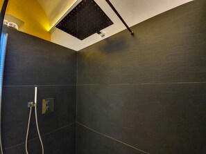 Deluxe Double or Twin Room | Bathroom | Shower, free toiletries, hair dryer, slippers - Turenum Apartment B&B (Trani)