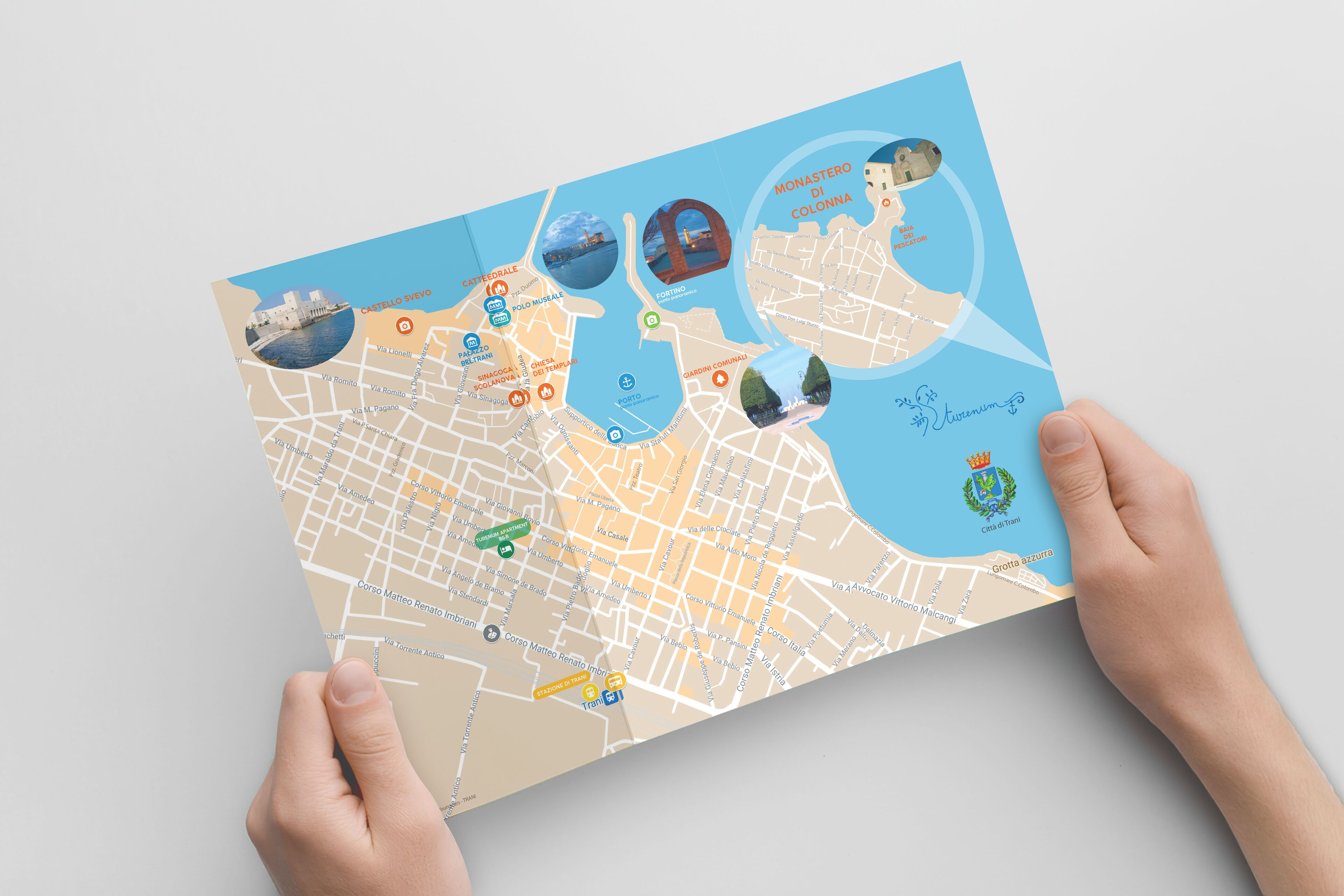 Una mappa con punti di riferimento e una mano che la tiene.