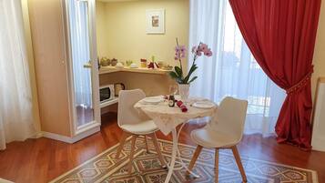 Deluxe Double or Twin Room | Pillowtop beds, free minibar, in-room safe, individually decorated